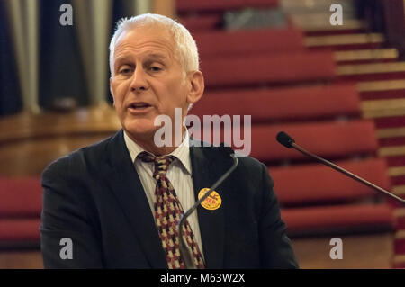 Londra, Regno Unito. Il 28 febbraio 2018. Gordon Marsden MP (ministro del governo ombra per lui, FE e abilità) parla al UCU Sala Centrale rally a fine marzo il quinto giorno di sciopero per ottenere l'università per parlare con loro di pensioni e pagare.Le tasse sono aumentati drasticamente, ma i docenti universitari di retribuzione è in una fase di stagnazione, con una quantità crescente di insegnamento essendo fatto da quelli sul part-time o a zero ore contratti. Credito: Peter Marshall / Alamy Live News Foto Stock