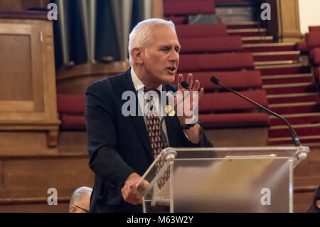 Londra, Regno Unito. Il 28 febbraio 2018. Gordon Marsden MP (ministro del governo ombra per lui, FE e abilità) parla al UCU Sala Centrale rally a fine marzo il quinto giorno di sciopero per ottenere l'università per parlare con loro di pensioni e pagare.Le tasse sono aumentati drasticamente, ma i docenti universitari di retribuzione è in una fase di stagnazione, con una quantità crescente di insegnamento essendo fatto da quelli sul part-time o a zero ore contratti. Credito: Peter Marshall / Alamy Live News Foto Stock