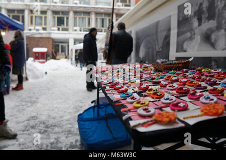 Bucarest, Romania. 28 Feb, 2018. Molla tradizionale amuleti, denominato "artisor'(in rumeno) venduti da artisti fatti a mano in un mercato temporaneo a livello nazionale Museo Contadino. Credito: Alberto Grosescu/Alamy Live News Foto Stock