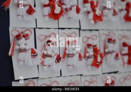 Bucarest, Romania. 28 Feb, 2018. Molla tradizionale amuleti, denominato "artisor'(in rumeno) venduti da artisti fatti a mano in un mercato temporaneo a livello nazionale Museo Contadino. Credito: Alberto Grosescu/Alamy Live News Foto Stock