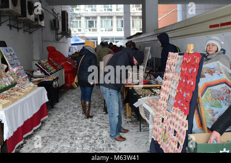 Bucarest, Romania. 28 Feb, 2018. Molla tradizionale amuleti, denominato "artisor'(in rumeno) venduti da artisti fatti a mano in un mercato temporaneo a livello nazionale Museo Contadino. Credito: Alberto Grosescu/Alamy Live News Foto Stock