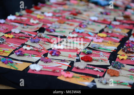 Bucarest, Romania. 28 Feb, 2018. Molla tradizionale amuleti, denominato "artisor'(in rumeno) venduti da artisti fatti a mano in un mercato temporaneo a livello nazionale Museo Contadino. Credito: Alberto Grosescu/Alamy Live News Foto Stock