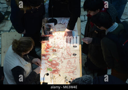 Bucarest, Romania. 28 Feb, 2018. Molla tradizionale amuleti, denominato "artisor'(in rumeno) venduti da artisti fatti a mano in un mercato temporaneo a livello nazionale Museo Contadino. Credito: Alberto Grosescu/Alamy Live News Foto Stock