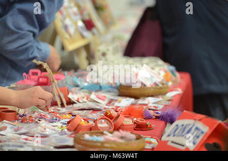 Bucarest, Romania. 28 Feb, 2018. Molla tradizionale amuleti, denominato "artisor'(in rumeno) venduti da artisti fatti a mano in un mercato temporaneo a livello nazionale Museo Contadino. Credito: Alberto Grosescu/Alamy Live News Foto Stock