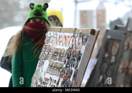 Bucarest, Romania. 28 Feb, 2018. Molla tradizionale amuleti, denominato "artisor'(in rumeno) venduti da artisti fatti a mano in un mercato temporaneo a livello nazionale Museo Contadino. Credito: Alberto Grosescu/Alamy Live News Foto Stock