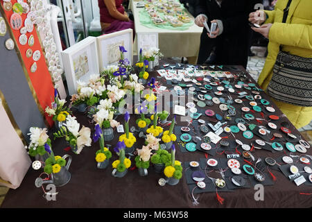 Bucarest, Romania. 28 Feb, 2018. Molla tradizionale amuleti, denominato "artisor'(in rumeno) venduti da artisti fatti a mano in un mercato temporaneo a livello nazionale Museo Contadino. Credito: Alberto Grosescu/Alamy Live News Foto Stock