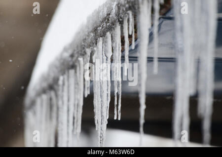 Bucarest, Romania. 28 Feb, 2018. La vita quotidiana a Bucarest dopo la neve e il freddo durante gli ultimi giorni. Credito: Alberto Grosescu/Alamy Live News Foto Stock