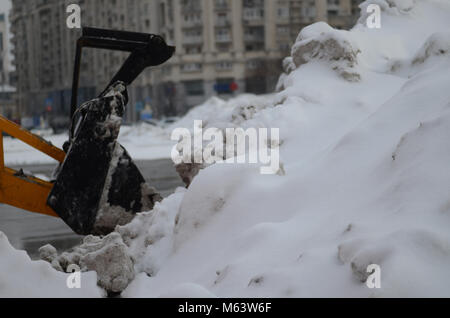 Bucarest, Romania. 28 Feb, 2018. La vita quotidiana a Bucarest dopo la neve e il freddo durante gli ultimi giorni. Credito: Alberto Grosescu/Alamy Live News Foto Stock