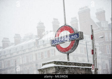 Londra, Regno Unito. 28 Feb, 2018. Un metro di Londra segno visibile sotto la tempesta di neve.come il tempo parte anteriore dall'Europa orientale arriva in UK IT portare forte tempesta di neve e la temperatura sotto zero per il Regno Unito. Il met office ha rilasciato alla spia di avvertimento color ambra in Inghilterra settentrionale e gran parte della costa orientale dell'Inghilterra inclusa Londra mentre la Scozia meteo della spia è stato aggiornato per il rosso, il che significa che il rischio per la vita, danni diffusi, di viaggio e di interruzione di potenza sono probabili. Credito: B Rouco Snow London-2751.jpg/SOPA Immagini/ZUMA filo/Alamy Live News Foto Stock