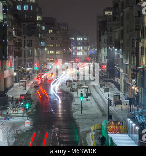 Londra, Inghilterra, Regno Unito. 28 Feb, 2018. Meteo REGNO UNITO: il traffico crea percorsi in neve caduta sulla strada di Farringdon durante la 'bestia da est' tempesta di neve a Londra. Credito: Joe Dunckley/Alamy Live News Foto Stock