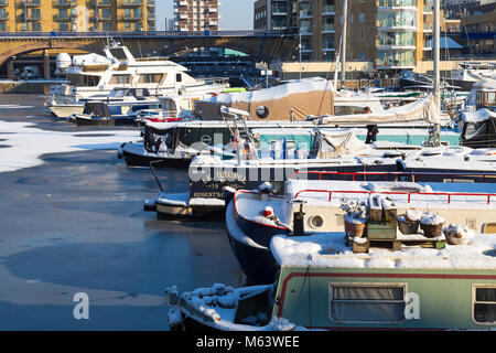 Londra, Regno Unito. 28 Feb, 2018. Regno Unito: meteo neve pesante a Londra, houseboats in Limehouse marina con neve Credito: Nathaniel Noir/Alamy Live News Foto Stock