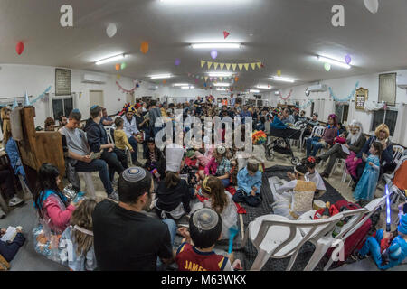 Elkana, Israele. 28 Feb, 2018. Purim holiday celebrazioni, Elkana, Israele. Febbraio 28th, 2018. Le persone e i bambini in costume celebrare la festa ebraica di Purim. In questa vacanza ebrei traditionaly vestito in costumi, leggere la chiocciola di Esther, una storia su un anti-ebraica complotto fallito nell antica Persia e fare un racket ogni volta che il nome di Haman, l'antagonista principale, è menzionato. Credito: Yagil Henkin/Alamy Live News Foto Stock