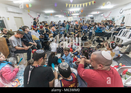 Elkana, Israele. 28 Feb, 2018. Purim holiday celebrazioni, Elkana, Israele. Febbraio 28th, 2018. Le persone e i bambini in costume celebrare la festa ebraica di Purim. In questa vacanza ebrei traditionaly vestito in costumi, leggere la chiocciola di Esther, una storia su un anti-ebraica complotto fallito nell antica Persia e fare un racket ogni volta che il nome di Haman, l'antagonista principale, è menzionato. Credito: Yagil Henkin/Alamy Live News Foto Stock