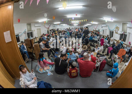 Elkana, Israele. 28 Feb, 2018. Purim holiday celebrazioni, Elkana, Israele. Febbraio 28th, 2018. Le persone e i bambini in costume celebrare la festa ebraica di Purim. In questa vacanza ebrei traditionaly vestito in costumi, leggere la chiocciola di Esther, una storia su un anti-ebraica complotto fallito nell antica Persia e fare un racket ogni volta che il nome di Haman, l'antagonista principale, è menzionato. Credito: Yagil Henkin/Alamy Live News Foto Stock