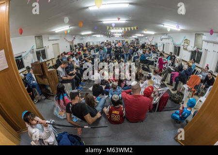 Elkana, Israele. 28 Feb, 2018. Purim holiday celebrazioni, Elkana, Israele. Febbraio 28th, 2018. Le persone e i bambini in costume celebrare la festa ebraica di Purim. In questa vacanza ebrei traditionaly vestito in costumi, leggere la chiocciola di Esther, una storia su un anti-ebraica complotto fallito nell antica Persia e fare un racket ogni volta che il nome di Haman, l'antagonista principale, è menzionato. Credito: Yagil Henkin/Alamy Live News Foto Stock