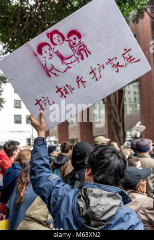 San Francisco, Stati Uniti d'America. Il 28 febbraio 2018. Una stima di tre centinaia di manifestanti si raccolgono al di fuori di San Francisco di immigrazione e dogana edificio di esecuzione (ICE) per protestare contro i recenti arresti di almeno 150 persone in ghiaccio operazioni effettuate nel corso del precedente pochi giorni nel nord della California. San Francisco rimane un santuario in città. Shelly Rivoli/Alamy Live News Foto Stock