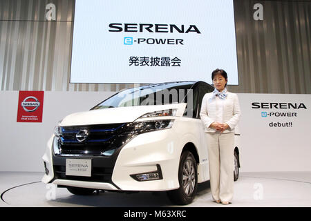 Yokohama, Giappone. 28 Feb, 2018. In Giappone il gigante automobilistico Nissan Motor executive Asako Hoshino introduce la società del minivan 'Sserena e-Power' presso la società ha la sede a Yokohama, suburbana Tokyo mercoledì 28 febbraio, 2018. Serena e-Power ha un motore elettrico generato potenza motore unità e sarà in vendita il 1 marzo. Credito: Yoshio Tsunoda/AFLO/Alamy Live News Foto Stock