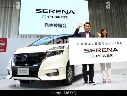 Yokohama, Giappone. 28 Feb, 2018. Comico giapponese Toshifumi Fujimoto (L) e attrice Miki Fujimoto assistere ad una presentazione di giapponese il gigante automobilistico Nissan Motor's minivan 'Sserena e-Power' presso la società ha la sede a Yokohama, suburbana Tokyo mercoledì 28 febbraio, 2018. Serena e-Power ha un motore elettrico generato potenza motore unità e sarà in vendita il 1 marzo. Credito: Yoshio Tsunoda/AFLO/Alamy Live News Foto Stock