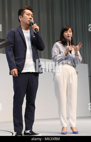 Yokohama, Giappone. 28 Feb, 2018. Comico giapponese Toshifumi Fujimoto (L) e attrice Miki Fujimoto assistere ad una presentazione di giapponese il gigante automobilistico Nissan Motor's minivan 'Sserena e-Power' presso la società ha la sede a Yokohama, suburbana Tokyo mercoledì 28 febbraio, 2018. Serena e-Power ha un motore elettrico generato potenza motore unità e sarà in vendita il 1 marzo. Credito: Yoshio Tsunoda/AFLO/Alamy Live News Foto Stock