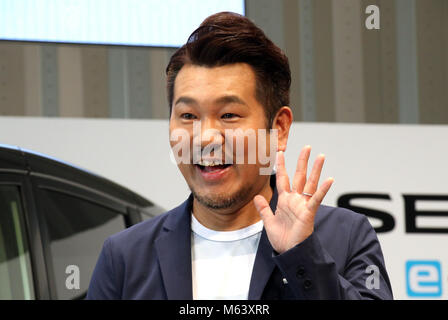 Yokohama, Giappone. 28 Feb, 2018. Comico giapponese Toshifumi Fujimoto assiste una presentazione di giapponese il gigante automobilistico Nissan Motor's minivan 'Sserena e-Power' presso la società ha la sede a Yokohama, suburbana Tokyo mercoledì 28 febbraio, 2018. Serena e-Power ha un motore elettrico generato potenza motore unità e sarà in vendita il 1 marzo. Credito: Yoshio Tsunoda/AFLO/Alamy Live News Foto Stock