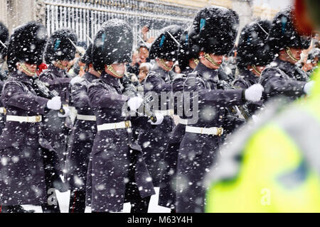 Londra, Regno Unito. 28 Feb, 2018. La neve cade pesantemente durante la tradizionale cerimonia del cambio della guardia è tenuto a Buckingham Palace a Londra, in Gran Bretagna il 28 febbraio, 2018. Credito: Zhu Di/Xinhua/Alamy Live News Foto Stock