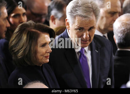 Washington, Distretto di Columbia, Stati Uniti d'America. 28 Feb, 2018. Stati Uniti Casa maggioranza leader Kevin McCarthy (Repubblicano della California), destra, parla con noi House Leader della minoranza Nancy Pelosi (Democratico della California), sinistra, come essi aspettano l'inizio come il compianto evangelista Billy Graham si trova in onore nella Rotunda di U.S. Capitol in Washington, Stati Uniti Febbraio 28, 2018.Credit: Aaron P. Bernstein/Piscina via CNP Credito: Aaron P. Bernstein/CNP/ZUMA filo/Alamy Live News Foto Stock