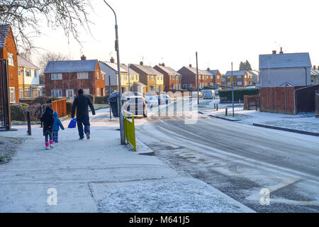 Reading, Regno Unito. 28 feb 2018. Meteo REGNO UNITO: Residenti scia fino a una copertura di neve nella lettura. La scena è immersa nei primi giorni di sole del mattino. Matteo Ashmore/Alamy Live News Foto Stock