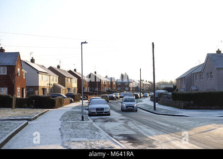 Reading, Regno Unito. 28 feb 2018. Meteo REGNO UNITO: Residenti scia fino a una copertura di neve nella lettura. La scena è immersa nei primi giorni di sole del mattino. Matteo Ashmore/Alamy Live News Foto Stock