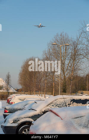 Slough, Regno Unito. Mercoledì 28 febbraio 2018. Regno Unito: meteo caos segue una coperta di neve su Londra e il sud est. La temperatura è scesa a meno 10 gradi in aree rurali a causa di freddo siberiano meteo da ora chiamato la Bestia da est Credito: WansfordPhoto/Alamy Live News Foto Stock