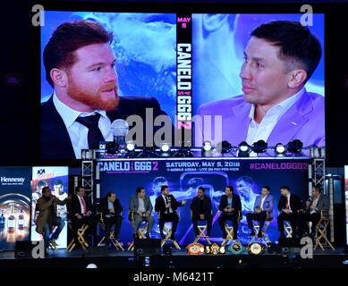 Di Los Angeles. CA, Stati Uniti d'America. Il 27 febbraio, 2018. .(L-R) .Middleweight Campione del Mondo Canelo Alvarez e WBC/wba/IBF/IBO Middleweight Campione del Mondo Gennady 'ggg' Golovkin parlare durante l'aLA conferenza stampa sul loro prossimo rivincita lotta martedì. I due torneranno a T-Mobile Arena di Las Vegas per un attesissimo rivincita su Cinco de Mayo. Canelo vs. GGG 2 avrà luogo sabato 5 maggio e sarà prodotta e distribuita in diretta da HBO pay-per-view inizio in corrispondenza di un tempo particolare di 8:00 p.m. ET/5:00 p.m. PT. Foto da Gene Blevins/LA/DailyNews SCNG/ZumaPress Credit: Gene Blevins/ZUMA filo/Alamy Live ne Foto Stock