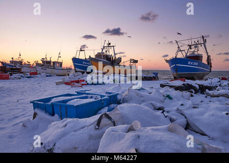 La pesca di Hastings beach, East Sussex, Inghilterra. Il 28 febbraio 2018. Regno Unito meteo. Neve pesante docce ha lasciato una coltre di neve a Hastings Foto Stock