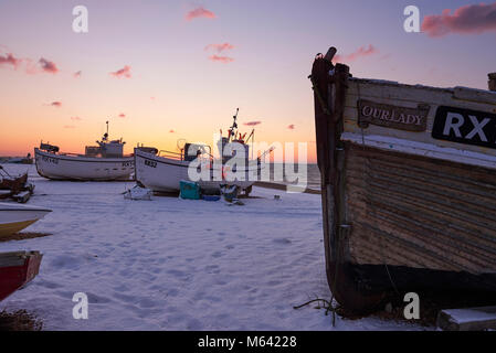La pesca di Hastings beach, East Sussex, Inghilterra. Il 28 febbraio 2018. Regno Unito meteo. Neve pesante docce ha lasciato una coltre di neve a Hastings Foto Stock