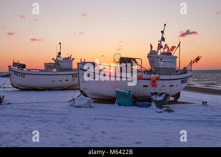 La pesca di Hastings beach, East Sussex, Inghilterra. Il 28 febbraio 2018. Regno Unito meteo. Neve pesante docce ha lasciato una coltre di neve a Hastings Foto Stock