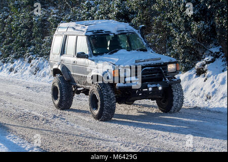 Eccles e Burham, Aylesford, Kent, Regno Unito. 28 Feb, 2018. Meteo - molto preparato driver in un fuoristrada modificati Land Rover Discovery. La neve profonda continua a coprire Kent nei villaggi, ma la vita continua come le persone cercano di ottenere circa le corsie. Credito: Matthew Richardson/Alamy Live News Foto Stock