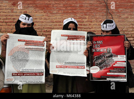 Febbraio 28, 2018 - Srinagar, Jammu e Kashmir India - le donne del Kashmir tenere cartelli che prendono parte ad un mensile sit in segno di protesta organizzato dalla Associazione dei Genitori di Persone scomparse (APDP) in Srinagar la capitale estiva di Indiano Kashmir amministrato.i manifestanti chiedevano informazioni sulla sorte dei loro parenti scomparsi .più di 70.000 persone sono state uccise dal momento che la lotta armata ha iniziato nel 1989 in indiano Kashmir amministrato e 10.000 sono stati sottoposti a sparizioni forzate dalle forze di sicurezza indiane relazioni di APDP rivendicazioni. (Credito Immagine: © Faisal Khan via ZU Foto Stock