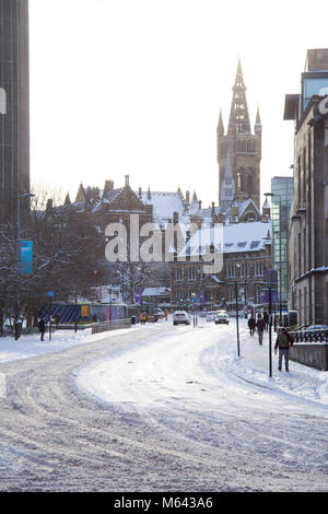 Glasgow, Regno Unito. 28 Feb, 2018. Regno Unito Meteo: una scena nevoso di University Avenue e Glasgow University durante una tregua nel pesante tempesta di neve creato dalla Bestia da est. Credito: John Bennie/Alamy Live News Foto Stock