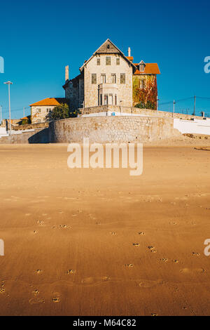 Spiaggia vuota nella città di Cascais vicino a Lisbona, Portogallo presso sunrise Foto Stock