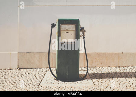 Vecchia pompa di benzina e olio distributore Foto Stock