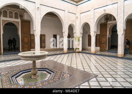 Innenhof mit Brunnen im Palast von Bahia, Königreich Marokko, Afrika | Regno di Marocco, AfricaMarrakesch, Königreich Marokko, Afrika | courtyard Foto Stock