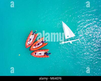 Yacht e resque le barche di velocità ancorata nel limpido mare blu Foto Stock