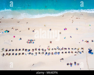 Le persone ai bagni di sole, nuoto e giochi sulla spiaggia. I turisti sulla spiaggia di sabbia sull'isola di Cefalonia, Grecia Foto Stock