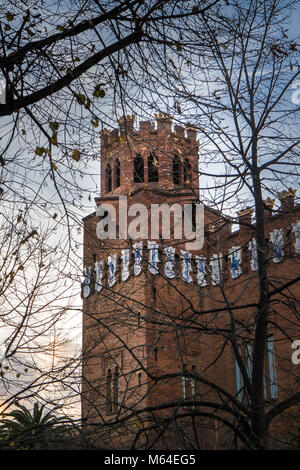 Torre del Castello dei tre draghi in Barcellona al tramonto Foto Stock