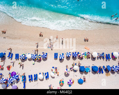 Vista aerea della spiaggia di Egremni Lefkada con turisti rilassante sulla spiaggia, piscina e giochi su un caldo giorno d'estate Foto Stock