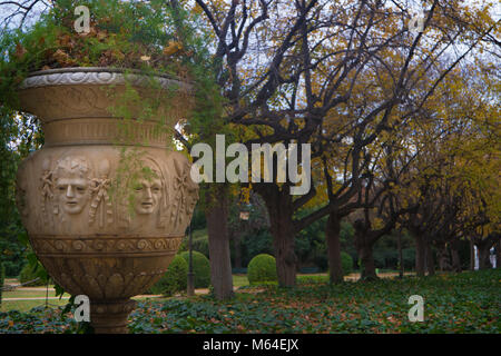 Elegante e scolpita vaso da giardino nel parco di Pedralbes Palazzo Reale in una giornata invernale Foto Stock