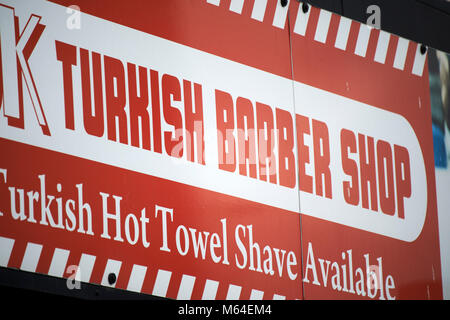 Bagno turco Barber shop segno su un negozio nel Regno Unito Foto Stock