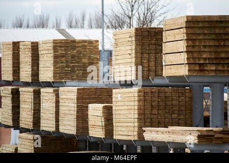 Rinfusa legname materiali da costruzione ammassate presso un commerciante di costruttori nel Regno Unito Foto Stock