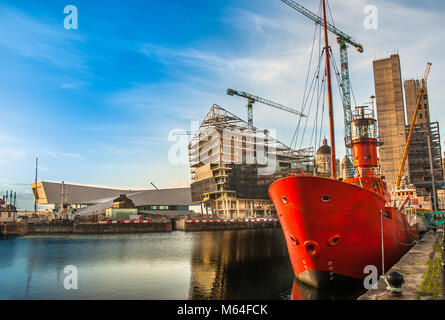 Nuovi edifici essendo costruito presso l'isola di Mann, compreso il RIBA con la Mersey Bar Lightship nave pianeta in primo piano nel Dock di inscatolamento. Foto Stock