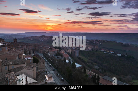 Città italiana cityscape sotto brignt cielo mattutino. Provincia di Fermo, Italia Foto Stock