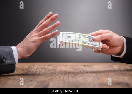 Close-up di commercianti rifiutano di prendere tangenti da Partner su un tavolo di legno Foto Stock