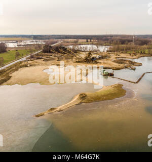 Obliquamente fotografato la fotografia aerea di un umido operazione mineraria di sabbia e ghiaia, fotografia aerea dal lato acqua, drone shot Foto Stock